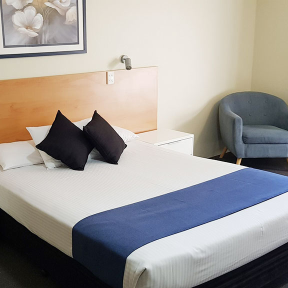 Nambour Height Queen Self Contained Motel Room