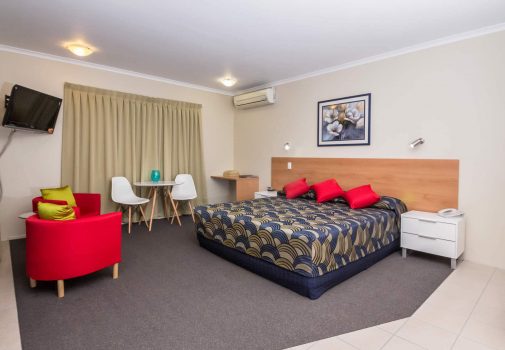 king deluxe bedroom with two mini dining ,coffee table and couches by nambour heights motel